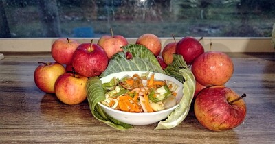 Капуста маринованная с изюмом и яблоком