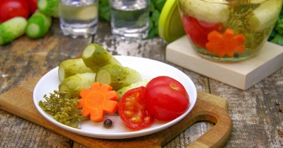 Огурцы с помидорами на зиму маринованные овощное ассорти