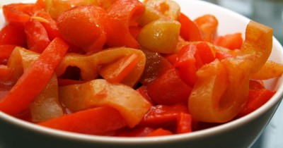 Лечо с перцем чили, томатной пастой и уксусом