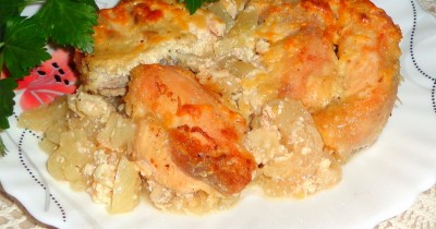 Курица кусочками в луке и сметане запеченная