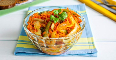Салат с морковью чесноком и солеными огурцами