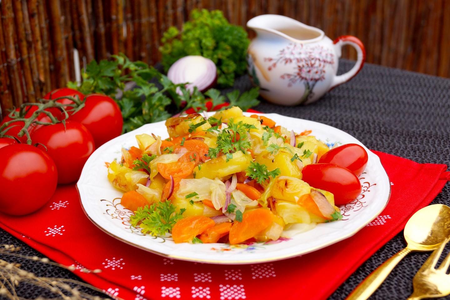Рецепт капуста картошка морковь. Рагу с капустой и картошкой. Рагу из овощей консервированное. Капуста морковь ресторан меню. Лук морковь картошка что приготовить.
