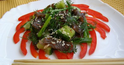 Салат из древесных грибов с болгарским перцем и огурцом