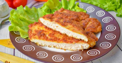 Шницель куриный в панировке из грудки на сковороде