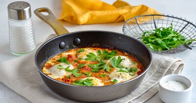Турецкая шакшука с овощами и яйцами