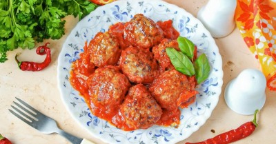 Классические фрикадельки из фарша в соусе