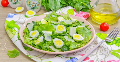 Салат с листьями салата и яйцом