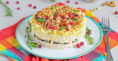 Салат курица с черносливом и грецким орехом