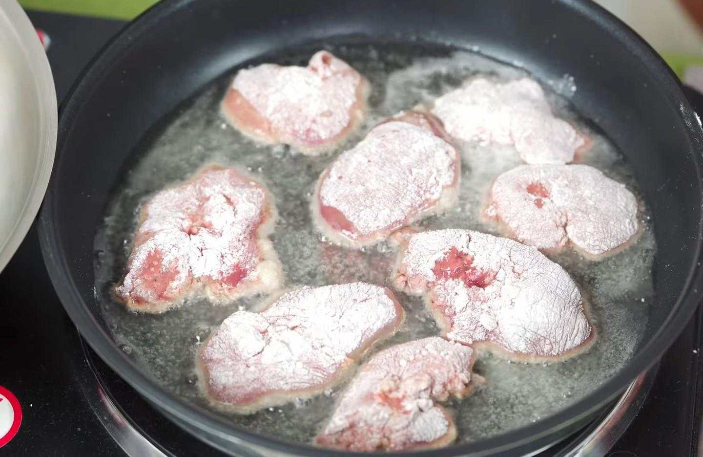 Пожарить печень свиную с луком на сковороде