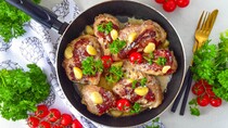 Курка у вершковому соусі на сковороді