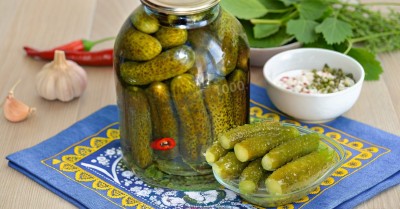 Бочковые соленые огурцы в банках холодным способом