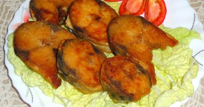 Скумбрия кусочками в муке с маслом