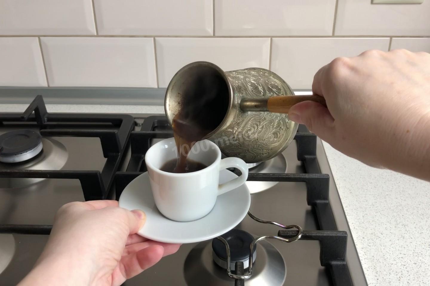 Сварить кофе на электроплите. Кофе в турке. Кофе в турке давлением. Турка на плите. Варить кофе.