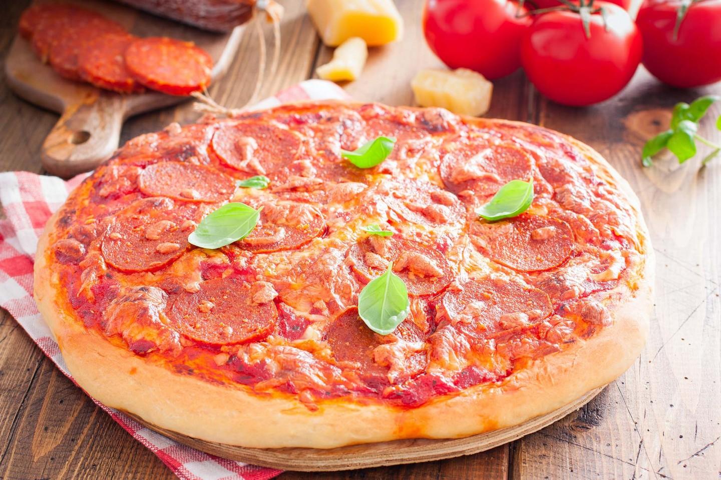 пицца рецепт приготовления в домашних условиях с колбасой и сыром фото 79