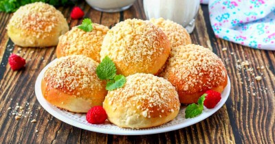 Сдобные булочки дрожжевые на молоке