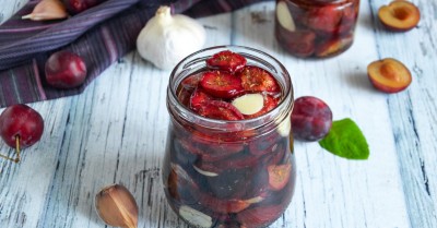 Вяленые сливы с чесноком