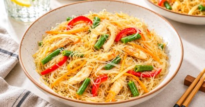 Горячая фунчоза с курицей и овощами