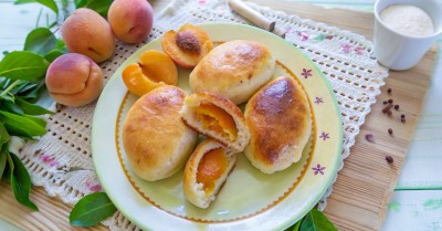 Пирожки с абрикосами в духовке