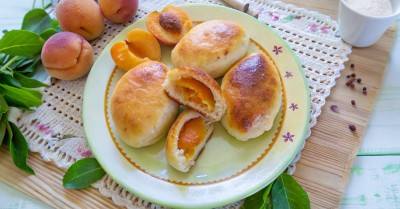 Пирожки с абрикосами в духовке