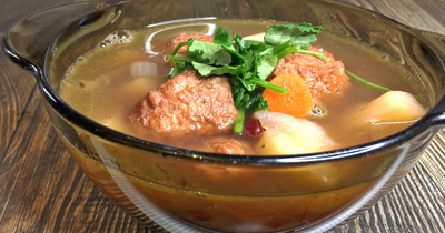 Суп с фрикадельками из красной фасоли с томатами