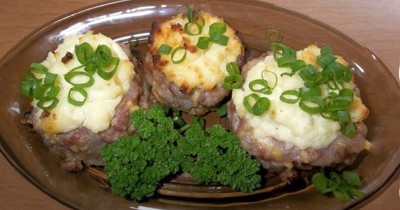 Мясные ватрушки из фарша с плавленым сыром