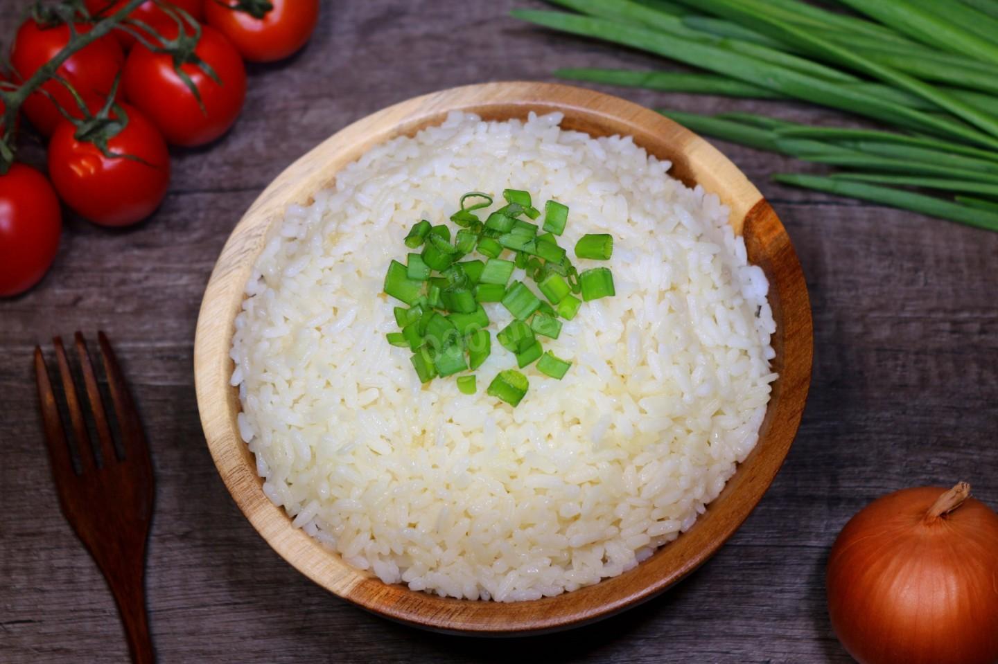 Рецепт риса на сливочном масле. Рис припущенный. Рис на гарнир припущенный. Рис фото. Рис отварной.