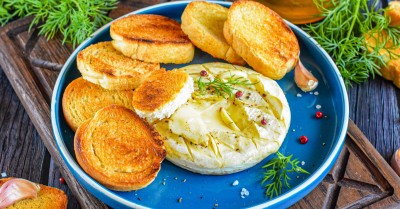 Сыр камамбер запеченный в духовке с чесноком