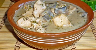 Куриное филе в сметане тушеное с шампиньонами и чесноком