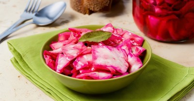 Капуста со свеклой и чесноком быстрого приготовления