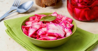Капуста со свеклой и чесноком быстрого приготовления