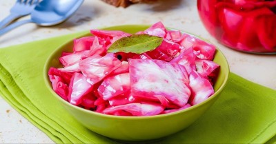 Капуста со свеклой и чесноком быстрого приготовления