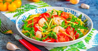 Салат с рукколой помидорами и креветками