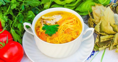 Куриный бульон с лапшой