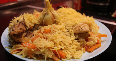 Плов с куркумой и курицей на газовой плите