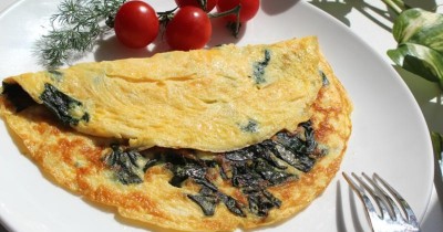Омлет со шпинатом сыром и мускатным орехом