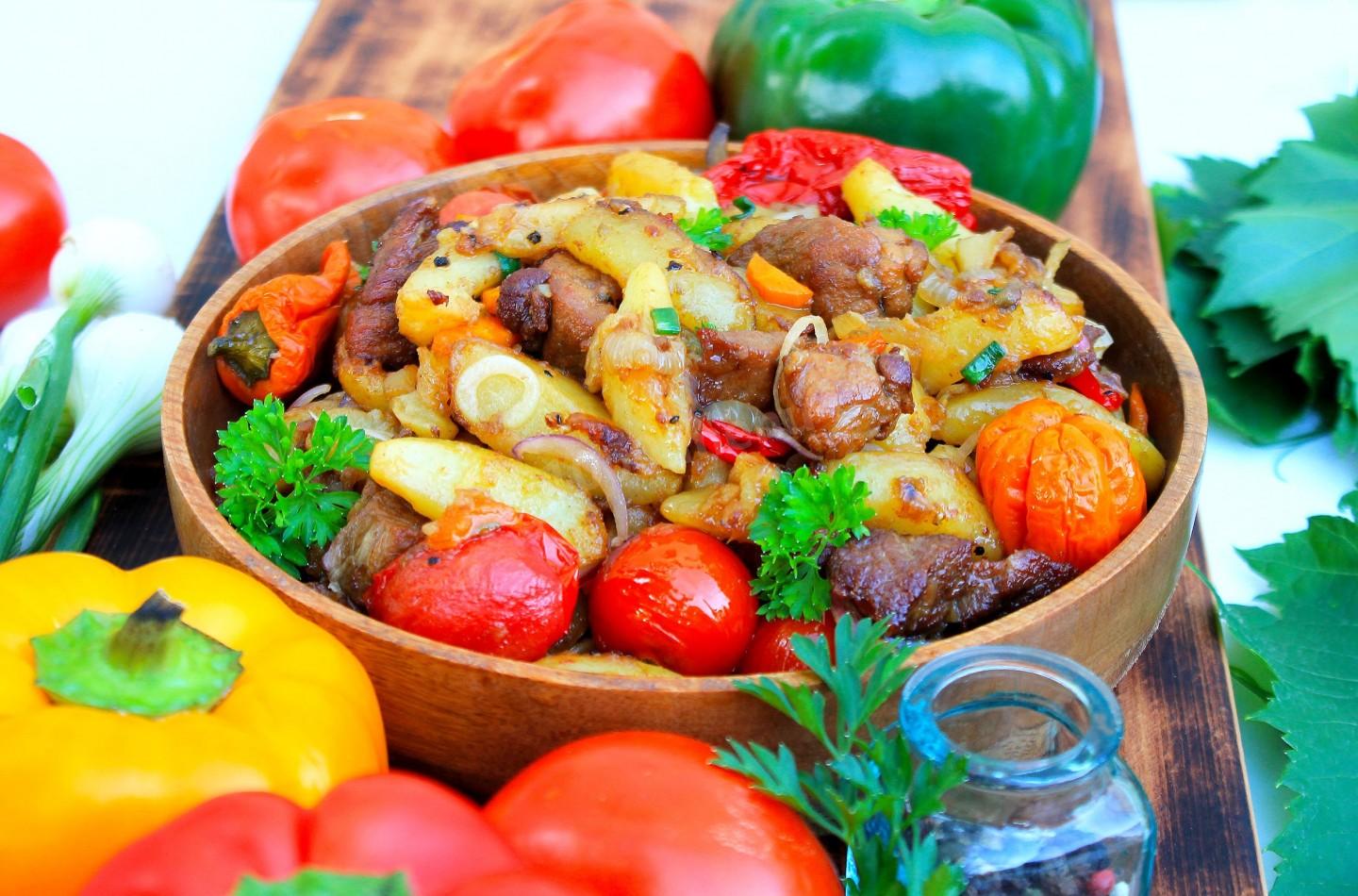 Мясо с картошкой в казане на костре с овощами рецепт фото