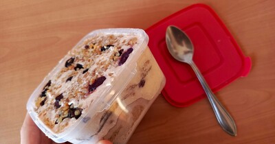 бисквитное пирожное с бананом, изюмом и арахисом