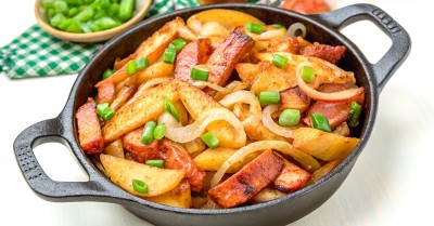 Жареная картошка с колбасой на сковороде