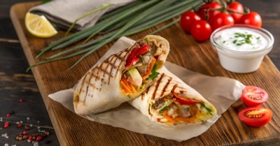 Шаурма с курицей и корейской морковкой в лаваше