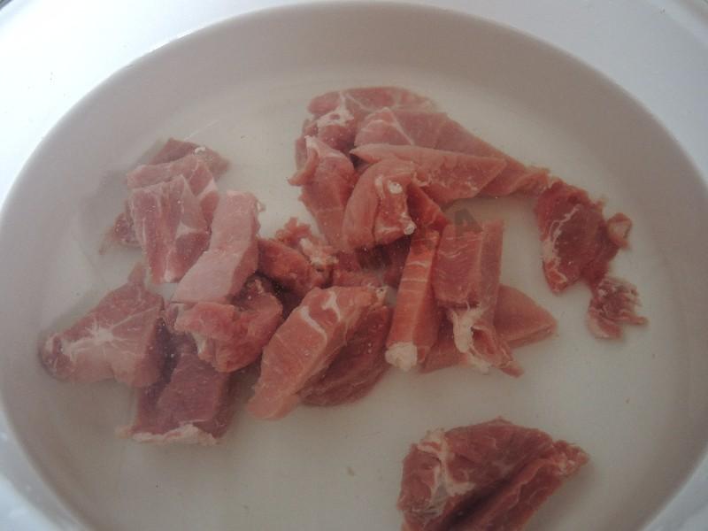 Мясо розовое после варки. Сколько варить свинину мелкими кусочками. Сколько варить свинину порезанную мелкими кусочками.