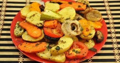 Овощи с шампиньонами и чесноком на гриле в духовке