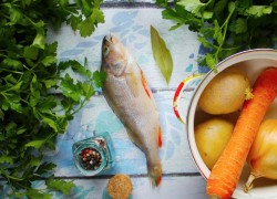 Окунь речной рецепты уха. uxa iz okunya rechnogo v domashnix. Окунь речной рецепты уха фото. Окунь речной рецепты уха-uxa iz okunya rechnogo v domashnix. картинка Окунь речной рецепты уха. картинка uxa iz okunya rechnogo v domashnix. Уха из окуня – отличный вариант для сытной и полезной трапезы всего семейства. Рыбка обладает очень сочным нежным нежирным мясом, поэтому о том, сколько калорий в таком блюде беспокоиться не стоит. Обычно калорийность составляет около 40-90 кКал на 100 гр. Приготовить вкусную уху из окуня не составит особого труда. Сделать это можно с равным успехом дома на кухне или над костром. Главное, использовать свежую, правильно обработанную тушку и немного овощей с крупами. Далее подробно рассмотрим пошаговый рецепт с фото ухи из окуня речного, который под силу приготовить даже начинающему кулинару.