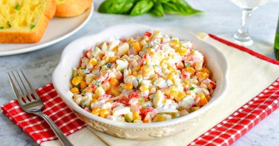 Крабовый салат с кукурузой классический без риса