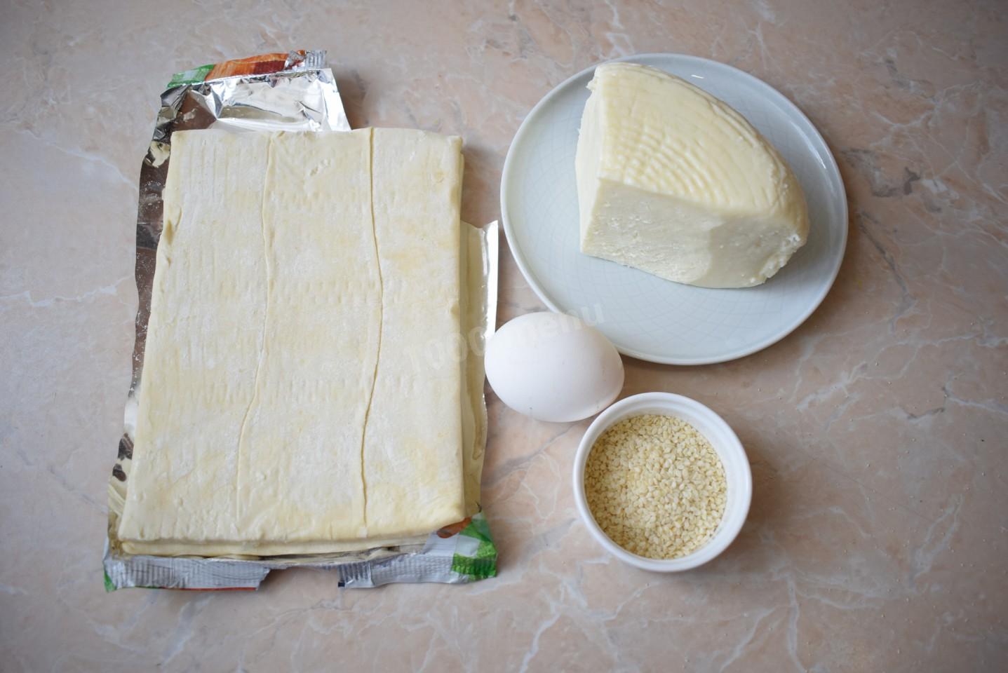 Слоеное тесто сыр бри. Слоёное тесто адыгейский сыр. Яичный конвертик с сыром. Слоеное тесто адыгейский сыр рецепт.