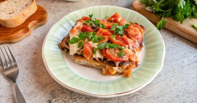 Баклажаны с куриным филе и помидорами в духовке
