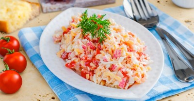 Салат крабовые палочки помидоры яйца сыр