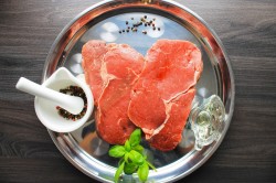 стейк говядины на сковороде гриль. steik govyadina na skovorode gril 1624343786 6 min. стейк говядины на сковороде гриль фото. стейк говядины на сковороде гриль-steik govyadina na skovorode gril 1624343786 6 min. картинка стейк говядины на сковороде гриль. картинка steik govyadina na skovorode gril 1624343786 6 min. Сегодня приготовим самое любимое блюдо многих мужчин – говяжий стейк на сковороде-гриль. Конечно же, многие шефы будут настаивать на том, что готовить хорошую говядину нужно обязательно со специальным кухонным термометром, чтобы добиться желаемой степени прожарки, но при небольших знаниях и навыках мягкий и вкусный стейк можно пожарить и без него.