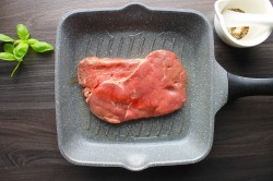 стейк говядины на сковороде гриль. steik govyadina na skovorode gril 1624343787 7 min. стейк говядины на сковороде гриль фото. стейк говядины на сковороде гриль-steik govyadina na skovorode gril 1624343787 7 min. картинка стейк говядины на сковороде гриль. картинка steik govyadina na skovorode gril 1624343787 7 min. Сегодня приготовим самое любимое блюдо многих мужчин – говяжий стейк на сковороде-гриль. Конечно же, многие шефы будут настаивать на том, что готовить хорошую говядину нужно обязательно со специальным кухонным термометром, чтобы добиться желаемой степени прожарки, но при небольших знаниях и навыках мягкий и вкусный стейк можно пожарить и без него.