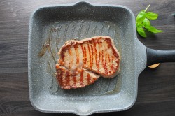 стейк говядины на сковороде гриль. steik govyadina na skovorode gril 1624343788 9 min. стейк говядины на сковороде гриль фото. стейк говядины на сковороде гриль-steik govyadina na skovorode gril 1624343788 9 min. картинка стейк говядины на сковороде гриль. картинка steik govyadina na skovorode gril 1624343788 9 min. Сегодня приготовим самое любимое блюдо многих мужчин – говяжий стейк на сковороде-гриль. Конечно же, многие шефы будут настаивать на том, что готовить хорошую говядину нужно обязательно со специальным кухонным термометром, чтобы добиться желаемой степени прожарки, но при небольших знаниях и навыках мягкий и вкусный стейк можно пожарить и без него.