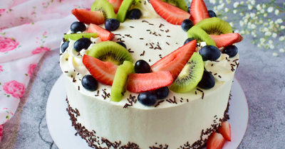 Сливочный торт с творожным кремом и фруктами